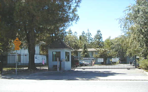 Whispering Pines Apartments in Sacramento, CA - Foto de edificio