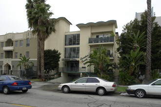 1725 N Normandie Ave in Los Angeles, CA - Foto de edificio - Building Photo