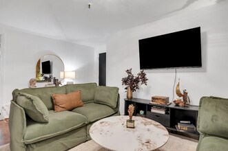 121 W Hall St in Savannah, GA - Foto de edificio - Building Photo