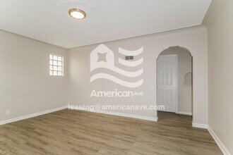 2370 S Milton Ave in Overland, MO - Foto de edificio - Building Photo