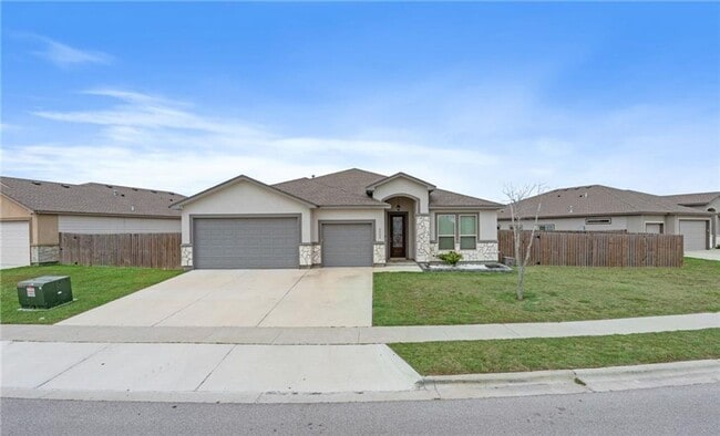 7702 Dove Holw Dr in Corpus Christi, TX - Building Photo - Building Photo
