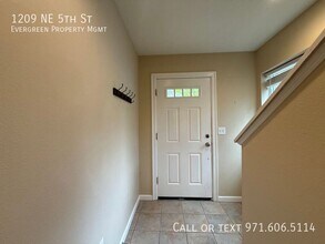 1209 NE 5th St in Gresham, OR - Building Photo - Building Photo