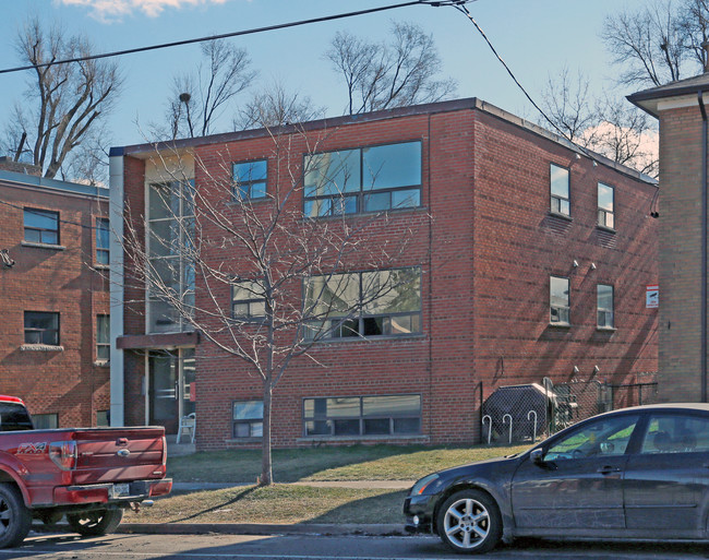 827 Cosburn Ave in Toronto, ON - Building Photo - Building Photo