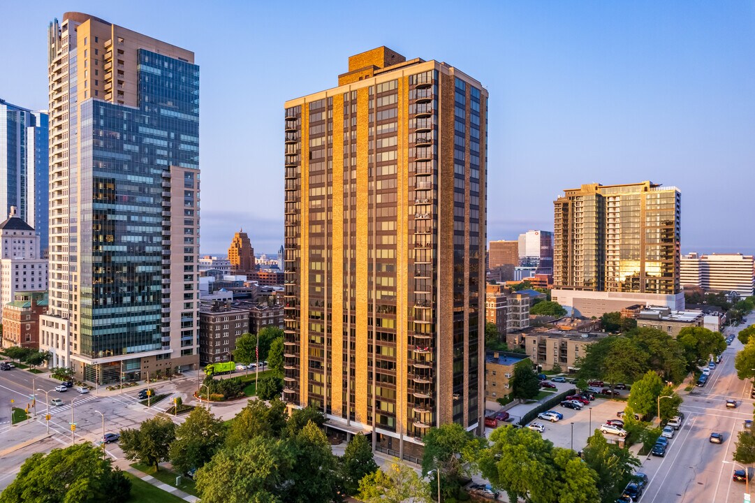 Regency House Condominiums in Milwaukee, WI - Building Photo