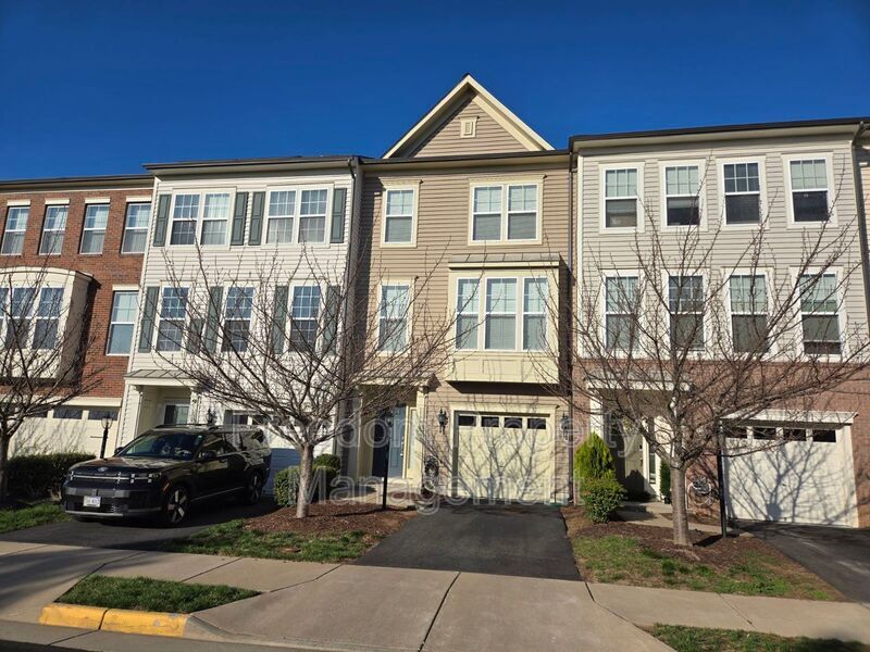 11974 Mirror Lk Ln in Linton Hall, VA - Building Photo