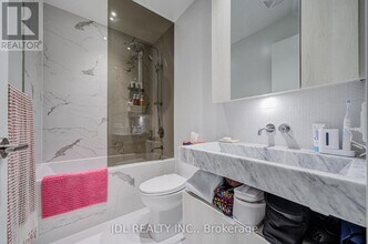 11 Yorkville Ave in Toronto, ON - Building Photo - Building Photo