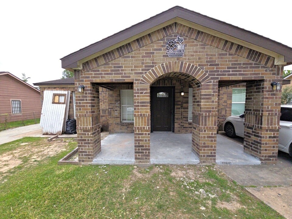9010 Linda Vista Rd in Houston, TX - Building Photo