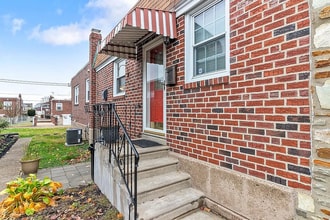 802 Loney St in Philadelphia, PA - Foto de edificio - Building Photo