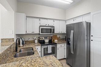 23600 Walden Center Dr, Unit 308 in Estero, FL - Foto de edificio - Building Photo