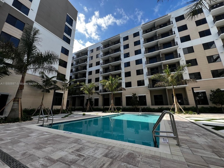 18412 Homestead Ave, Unit 532 in Miami, FL - Building Photo