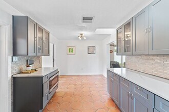 1841 Buccaneer Dr in Sarasota, FL - Building Photo - Building Photo
