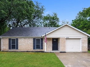 3802 Wooddale Ct in Grand Prairie, TX - Building Photo - Building Photo