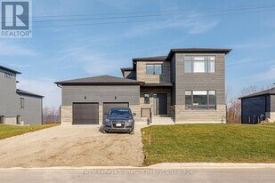 107 Sladden Ct in Blue Mountains, ON - Building Photo