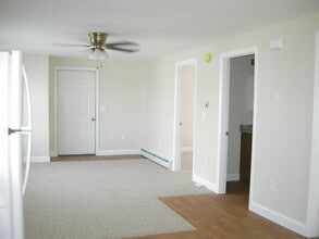 8 Central Park Ave, Unit 1 in Old Orchard Beach, ME - Foto de edificio - Building Photo