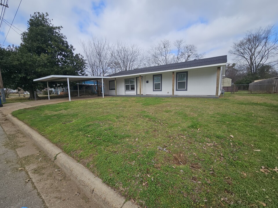 206 Alexander St in Jacksonville, TX - Building Photo