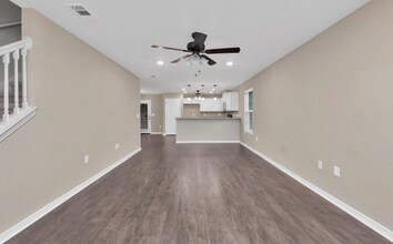 210 Wainwright Dr in Crestview, FL - Building Photo - Building Photo