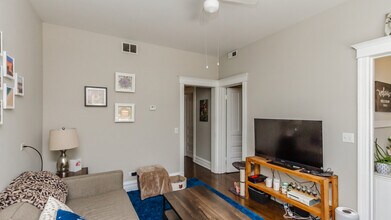 2616 W Augusta Blvd, Unit 3 in Chicago, IL - Foto de edificio - Building Photo