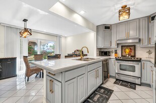 584 SE 20th Ave in Deerfield Beach, FL - Building Photo