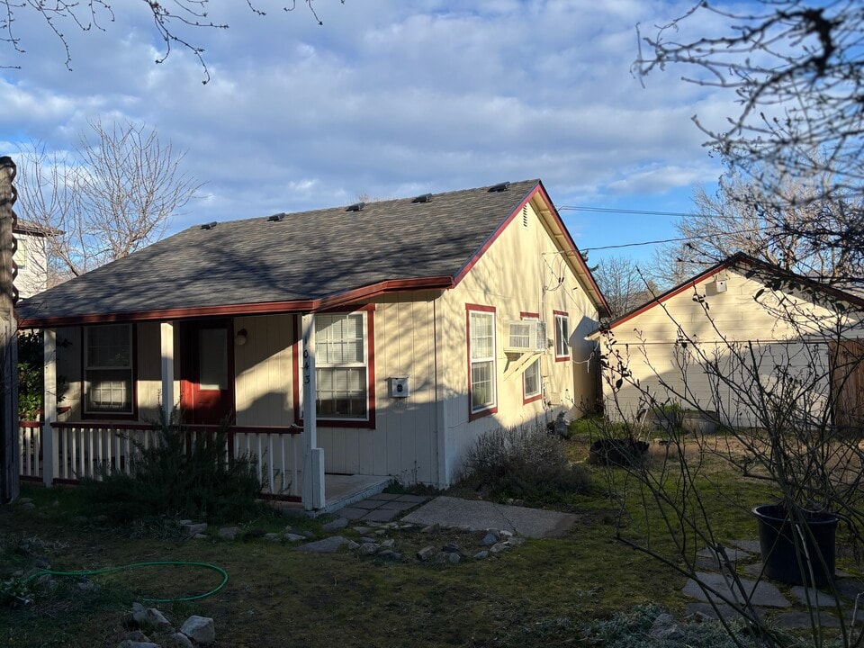 1043 E Main St in Ashland, OR - Building Photo