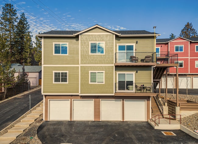 2050 NW Monterey Pines Dr in Bend, OR - Building Photo - Building Photo