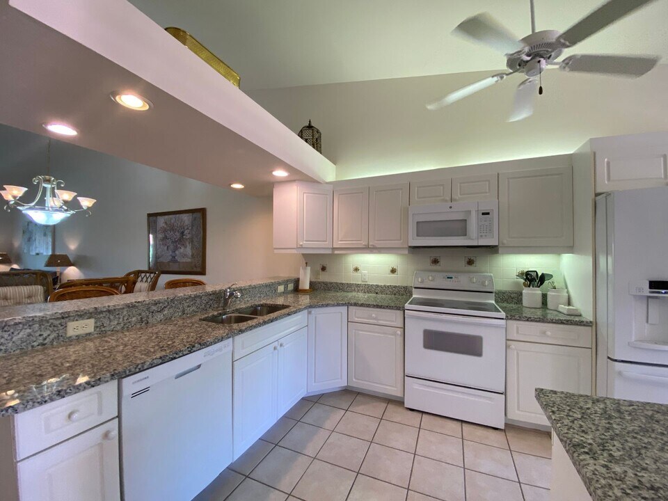 6730 Beach Resort Dr in Naples, FL - Building Photo