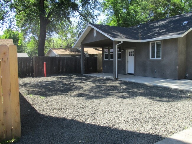 1207 Warner St in Chico, CA - Foto de edificio - Building Photo