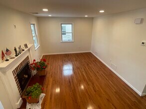 576 John St in Teaneck, NJ - Foto de edificio - Building Photo