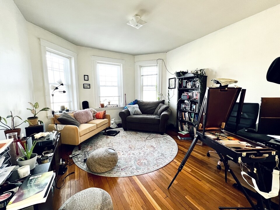 1568 Commonwealth Ave in Boston, MA - Building Photo