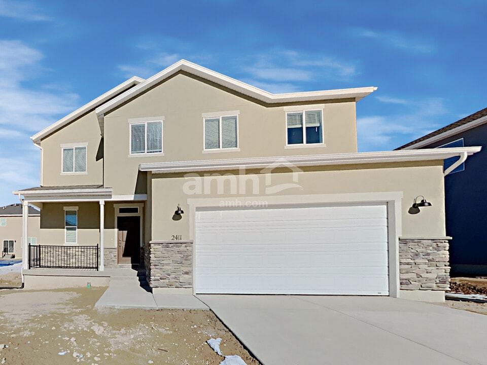 2411 E Buckskin Way in Eagle Mountain, UT - Foto de edificio