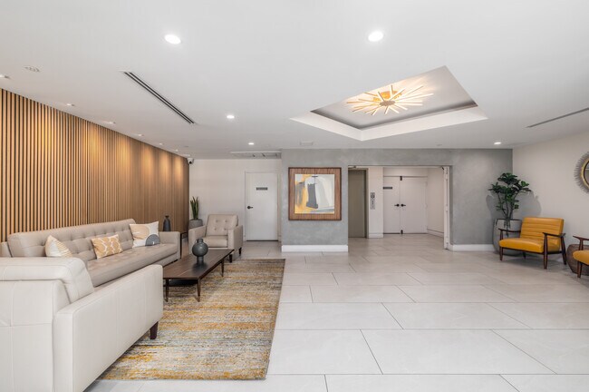 Palm Court Apartments in Los Angeles, CA - Building Photo - Lobby