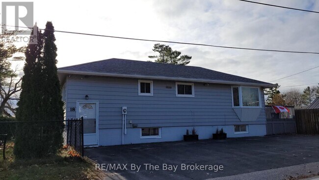 18 16th St S in Wasaga Beach, ON - Building Photo - Building Photo