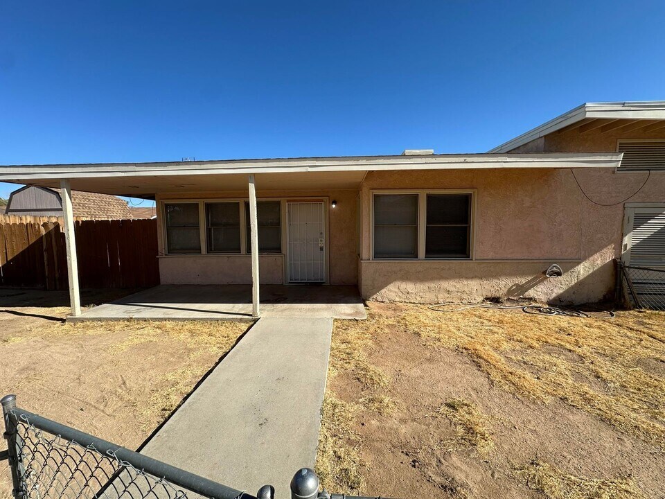 417 S Richmond Rd in Ridgecrest, CA - Building Photo
