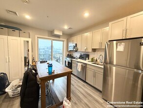 55 W Fifth St, Unit 506 in Boston, MA - Foto de edificio - Building Photo