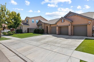 2817 W Stewart Ave in Visalia, CA - Building Photo - Building Photo