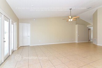 5626 War Admiral Dr in Zephyrhills, FL - Foto de edificio - Building Photo