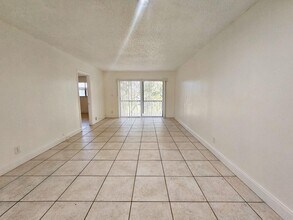 8000 Fairview Dr, Unit 309 in Tamarac, FL - Foto de edificio - Building Photo
