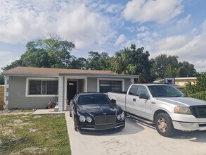 103 NW 28th Way in Fort Lauderdale, FL - Foto de edificio - Building Photo