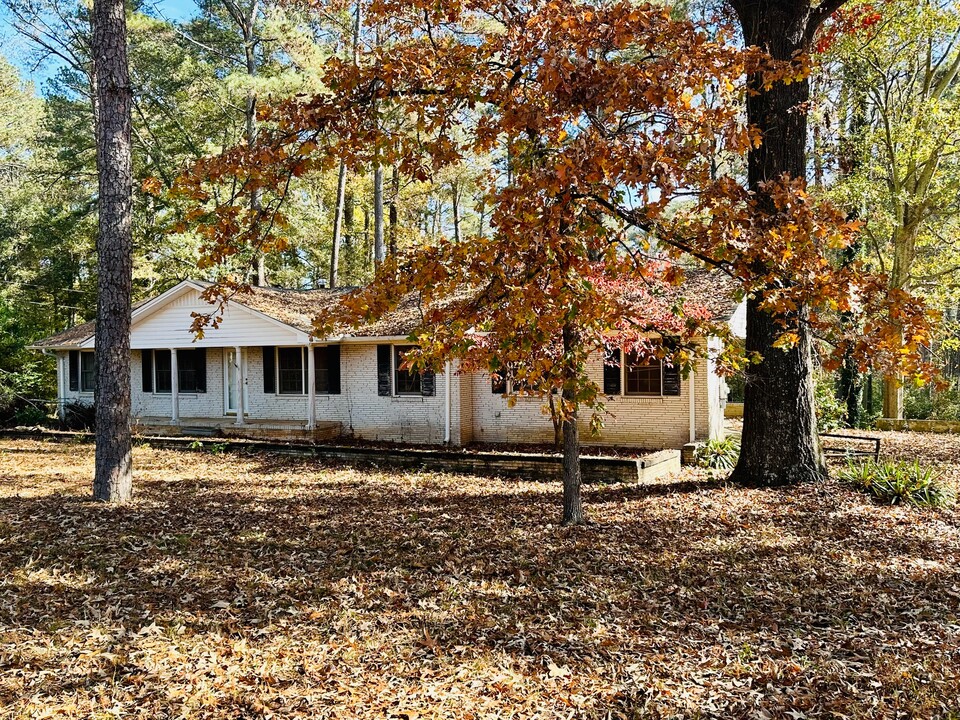 1585 Cherokee Rd in Winterville, GA - Building Photo