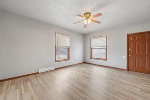 1218 W Locust St in Milwaukee, WI - Building Photo