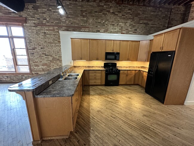 225 N Jackson St in Jackson, MI - Building Photo - Building Photo