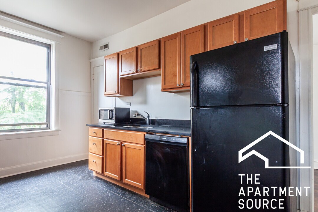 4112 N Broadway in Chicago, IL - Building Photo