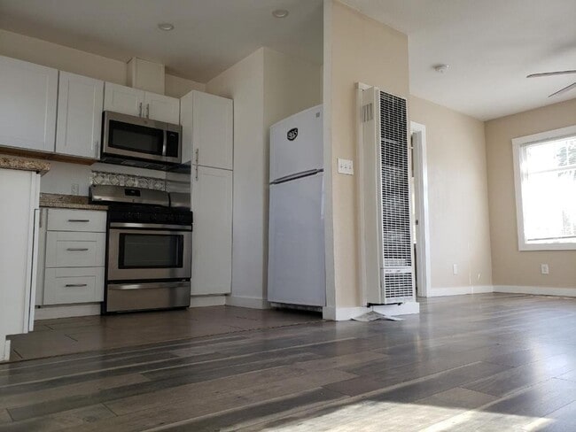 property at 219 W 7th St