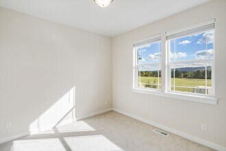 8247 SE Kinnaman St in Hillsboro, OR - Building Photo - Building Photo