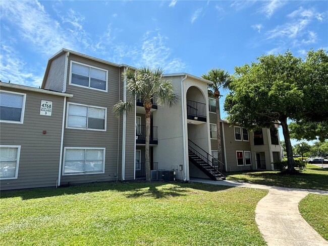 4768 Walden Cir in Orlando, FL - Foto de edificio - Building Photo