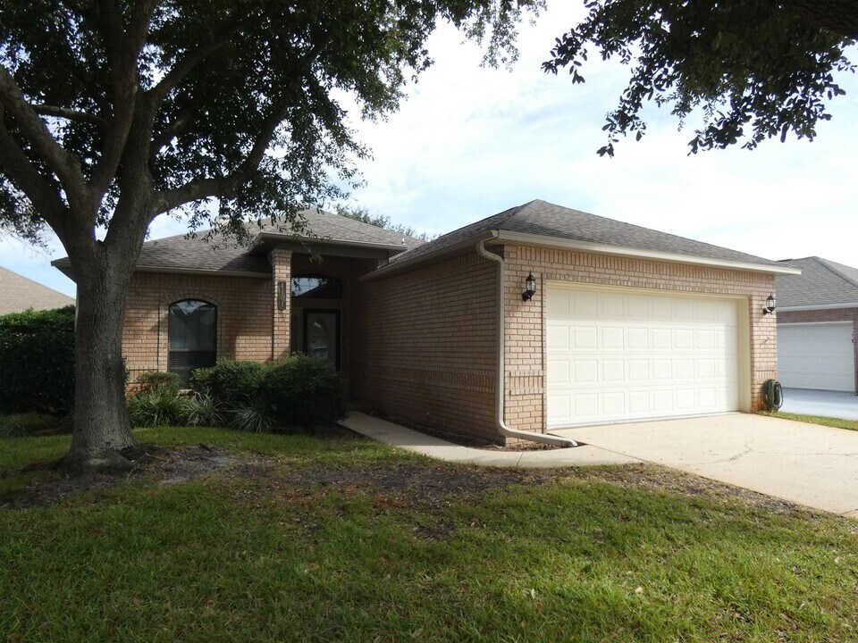 4161 Longwood Cir in Gulf Breeze, FL - Building Photo