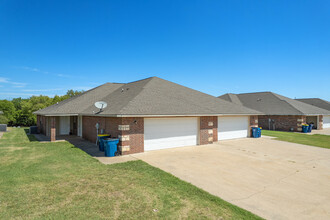 Waters Edge Duplexes in Stillwater, OK - Foto de edificio - Building Photo