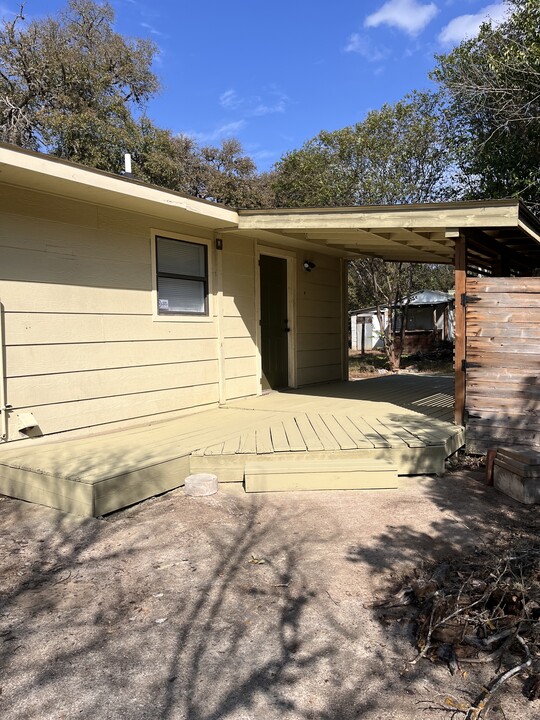 1004 Dartmouth St in San Marcos, TX - Building Photo