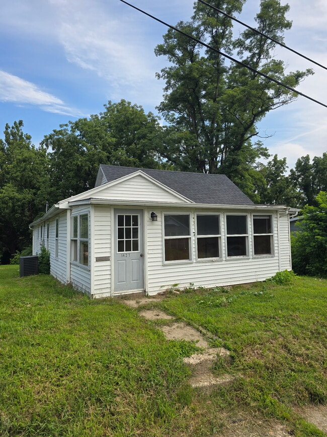 property at 1412 E Elmhurst Ave