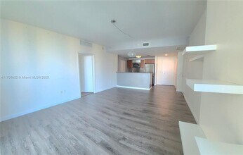 300 S Biscayne Blvd in Miami, FL - Building Photo - Building Photo