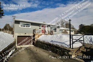 969 Debra Ave in Ottawa, ON - Building Photo